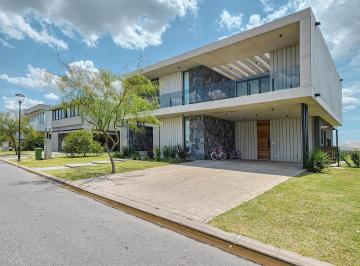 Casa · 217m² · 9 Ambientes · 2 Cocheras · Casa de 3 Dorm. con Pileta y Losa Radiante en Country Vida
