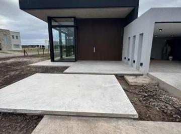 Casa · 300m² · 4 Ambientes · 4 Cocheras · Venta Casa 4 Ambientes Barrio La Providencia