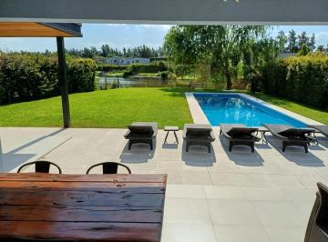 Casa · 270m² · 5 Ambientes · 5 Cocheras · Casa de 8 Ambientes Vista Al Lago, Alquiler Anual.