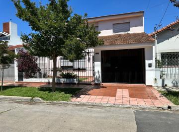 Casa · 1m² · 4 Ambientes · 1 Cochera · Casa 5 Ambientes C/departamento, Jardin Quincho y Parrilla