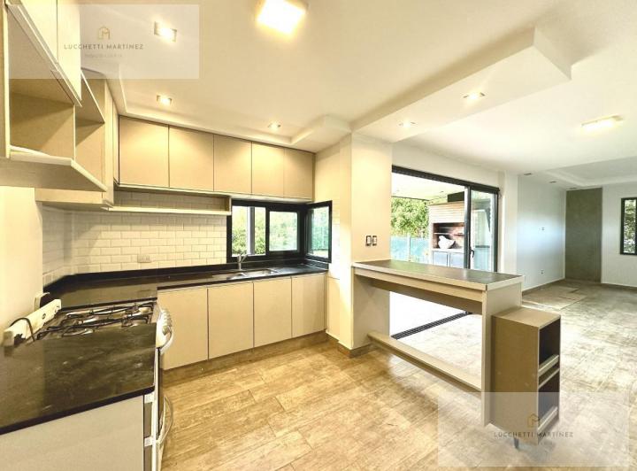 Casa · 392m² · 7 Ambientes · 2 Cocheras