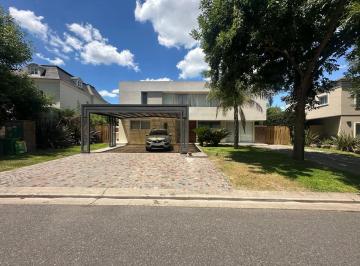 Casa · 211m² · 4 Ambientes · 2 Cocheras · Venta Casa 4 Ambientes Luminosa con Pileta Galeria Jardín Haras Santa Maria Barrio Los Alamos