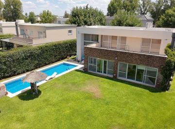 Casa · 211m² · 4 Ambientes · 2 Cocheras · Venta Casa 4 Ambientes Luminosa con Pileta Galeria Jardín Haras Santa Maria Barrio Los Alamos