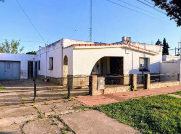 Casa · 102m² · 5 Ambientes · 1 Cochera · Casa en Venta, Pavon