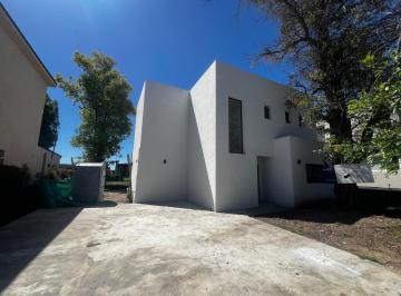 Casa · 147m² · 5 Ambientes · 1 Cochera · Casa en Santa Elena