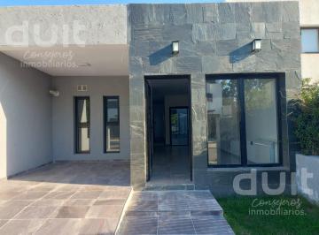 Casa · 110m² · 4 Ambientes · 1 Cochera · Venta Duplex de 2 Dorm. y 2 Baños! Claros del Bosque!