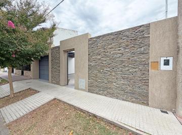 Casa · 270m² · 2 Dormitorios · Casa en Venta