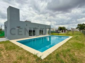 Casa · 49m² · 1 Ambiente · 2 Cocheras · Venta Lote con Quincho y Pileta en Punta Chacra, Roldán
