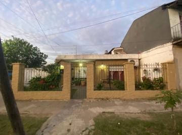 Casa · 114m² · 5 Ambientes · 2 Cocheras · Casa en Venta - 4 Dorm. 2 Baños - Merlo