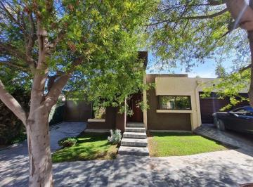 Casa · 330m² · 6 Ambientes · 2 Cocheras · Casa en Alquiler B° El Cortijo
