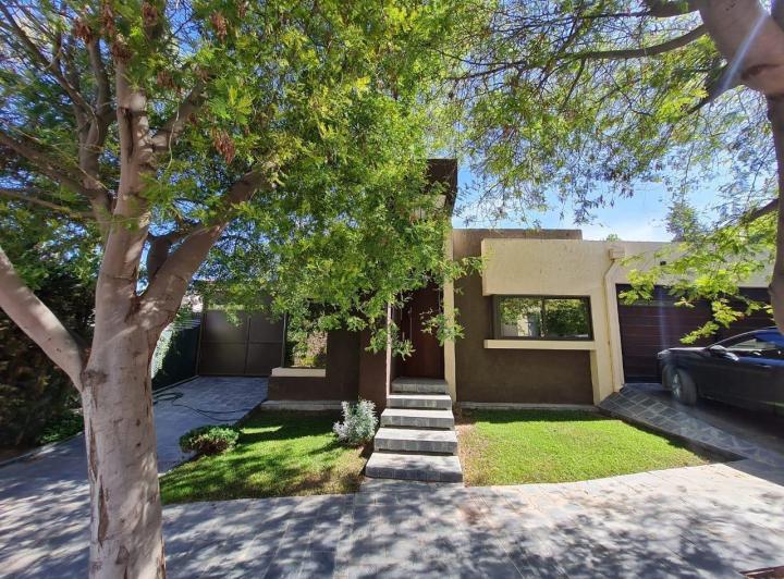 Casa · 330m² · 6 Ambientes · 2 Cocheras