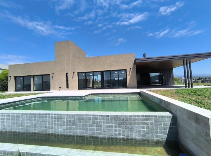 Casa · 1350m² · 6 Ambientes · 2 Cocheras