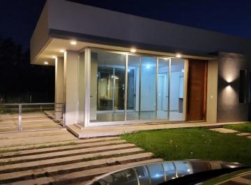 Casa · 140m² · 4 Ambientes · 3 Cocheras · Casa en Venta - 3 Dorm. 4 Baños - Cochera - 650 m² - Hudson