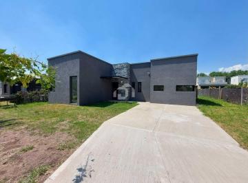 Casa · 140m² · 4 Ambientes · 1 Cochera · Casa en Venta en Santa Guadalupe, Pilar del Este, Pilar