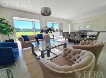 Casa · 244m² · 5 Ambientes · 1 Cochera · Venta de Casa de 5 Ambientes con Fondo a Golf en Haras del Sur II - La Plata