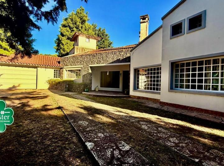 Casa · 385m² · 8 Ambientes · 2 Cocheras