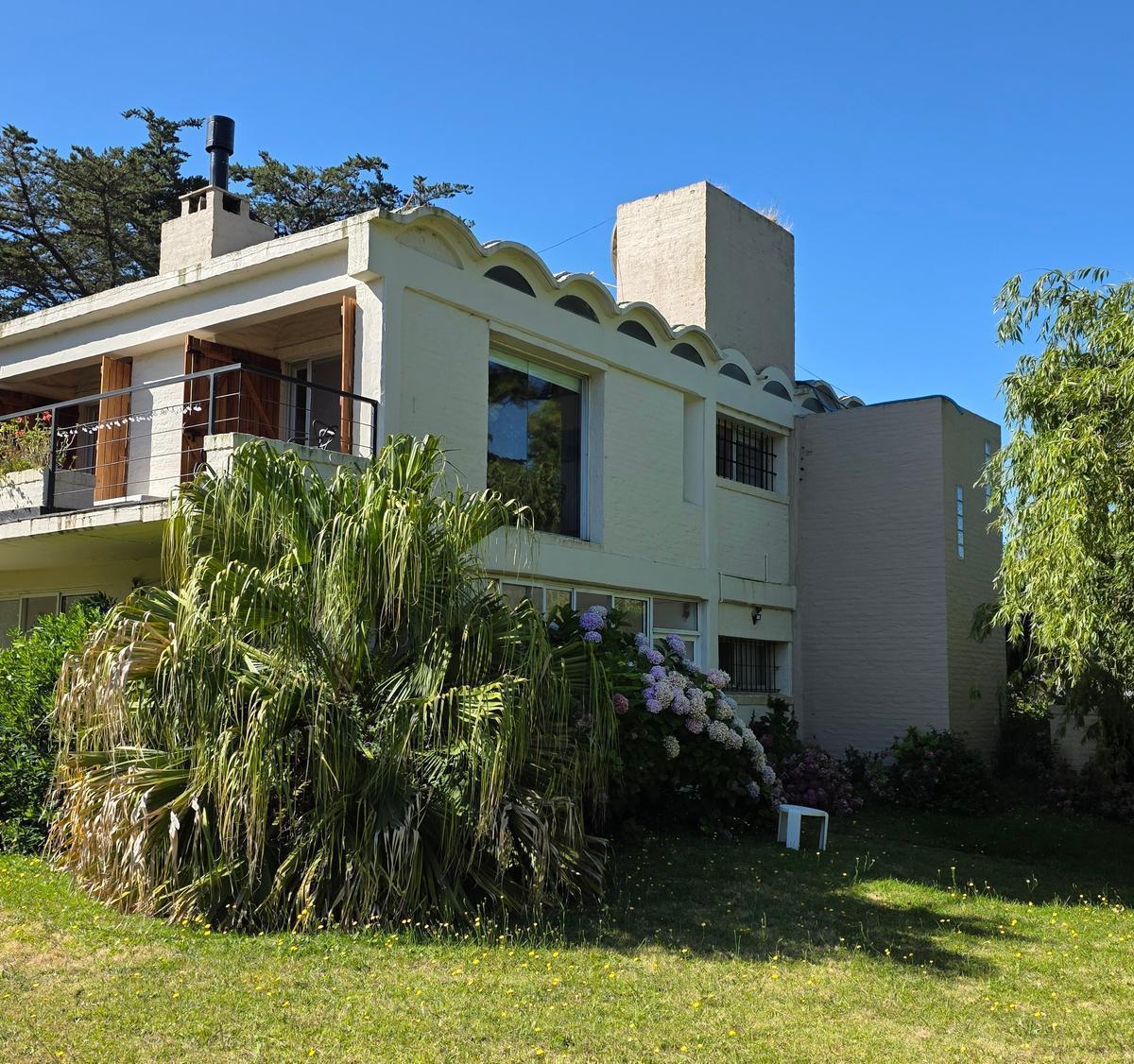 Casa 3 dorm, 170m² cubiertos sobre cancha de golf con cochera y parque