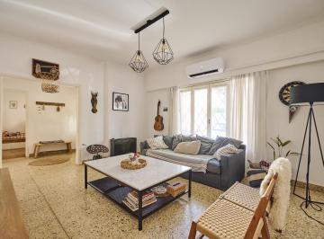 Casa · 95m² · 6 Ambientes · 2 Cocheras · Casa en Buen Estado! en Una Planta en Olivos, Entre Uzal y Av Maipú, con Pequeño Jardin y Terraza.