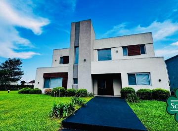 Casa · 869m² · 5 Ambientes · 2 Cocheras · Casa en Venta en Terralagos