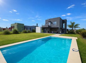 Casa · 145m² · 4 Ambientes · 4 Cocheras · Casa con Pileta Apto Credito en San Sebastian Pilar