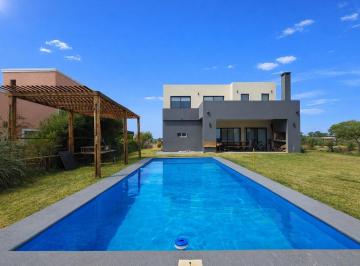 Casa · 180m² · 4 Ambientes · 4 Cocheras · Casa con Pileta en San Sebastian