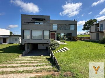 Casa · 210m² · 5 Ambientes · 2 Cocheras · Casa en Venta - 4 Dorm. 4 Baños - Pinamar