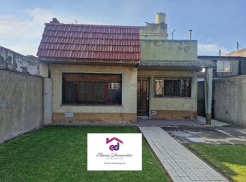 Casa · 140m² · 5 Ambientes · Casa en Venta de 5 Ambientes con Jardin, Amplio Fondo Libre y Dependencia en Planta Alta - Apta Cred
