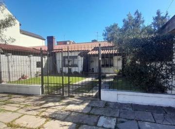 Casa · 120m² · 3 Ambientes · 4 Cocheras · Amplia Casa de 3 Ambientes Sobre Lote de 300 m² en Lomas del Mirador