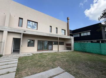 Casa · 129m² · 4 Ambientes · 2 Cocheras · Casa de 3 Dorm. en Venta La Plata