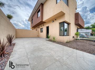 PH · 74m² · 5 Ambientes · 1 Cochera · PH en Parque Luro