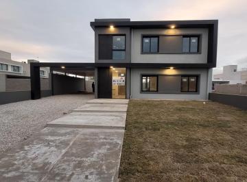 Casa · 230m² · 6 Ambientes · 4 Cocheras · Casa Premium en Terrazas de Manantiales II - Seguridad y Diseño". 230 m² Cubiertos