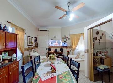 PH · 110m² · 4 Ambientes · 1 Cochera · PH Tipo Casa en Esquina de 2 Dorm. con Cochera en El Barrio de Tolosa - La Plata