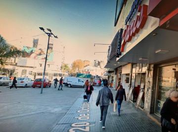 Local comercial · 100m² · Local en Alquiler en Lanús Oeste, Lanús, G. B. a. Zona Sur