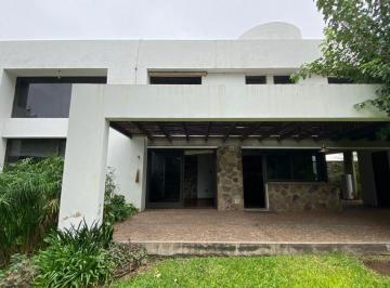 Casa · 270m² · 5 Ambientes · 4 Cocheras · Venta Casa en Complejo Cerrado Villa Belgrano 3 Dorm.