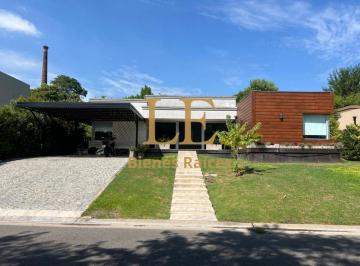 Casa · 215m² · 4 Ambientes · 4 Cocheras · Excelente Casa, con Amplios Ambientes
