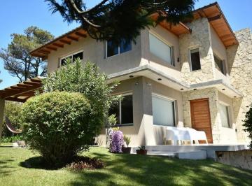 Casa · 550m² · 6 Ambientes · 4 Cocheras · Casa en Villa Gesell