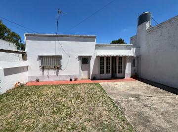 Casa · 128m² · 5 Ambientes · 2 Cocheras · Casa a La Venta en Los Hornos - Calle 136/ 69 y 70!
