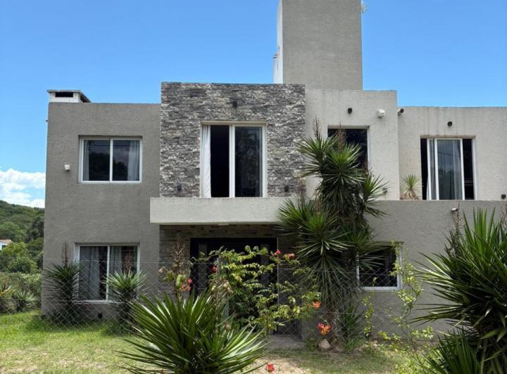 Casa · 320m² · 3 Dormitorios · 2 Cocheras