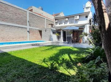 Casa · 150m² · 4 Ambientes · 3 Cocheras · En Venta Casa con Pileta en Isidro Casanova