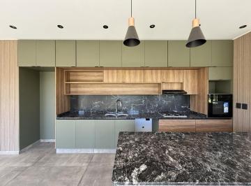 Casa · 210m² · 5 Ambientes · 2 Cocheras · Casa en Venta de 3 Dorm. Apta Crédito