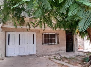 Casa · 132m² · 6 Ambientes · 1 Cochera · Casa a 400 m de Blas Parera
