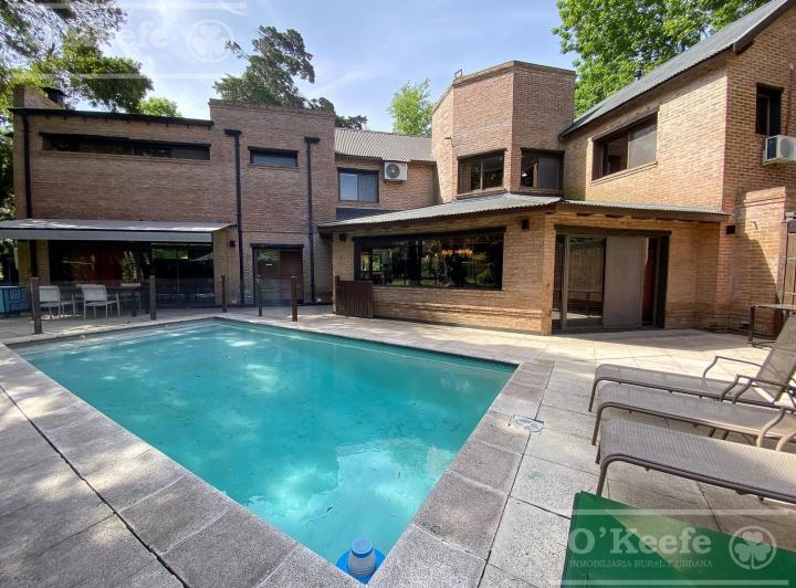 Casa · 376m² · 6 Ambientes · 2 Cocheras