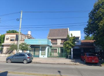 Casa · 260m² · 6 Ambientes · 1 Cochera · Casa de 3 Plantas con Local Comercial en Moron