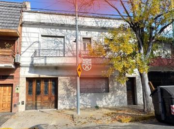 Casa · 240m² · 5 Ambientes · 2 Cocheras · Casa en Dos Plantas con Terraza