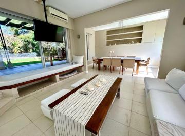 Casa · 200ha · 5 Ambientes · 2 Cocheras · Casa Venta Moderna - un Lote Central - Miraflores C. C.