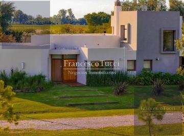 Casa · 231m² · 5 Ambientes · 2 Cocheras · Casa en Venta 5 Ambientes con Pileta en Arroyo Dulce