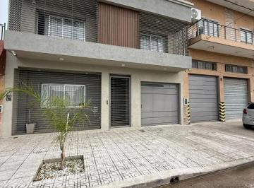 Casa · 250m² · 5 Ambientes · 2 Cocheras · Casa en Venta - 4 Dorm. 3 Baños - Lomas del Mirador