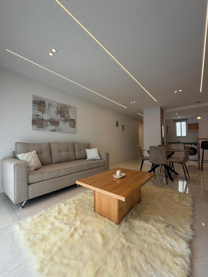 Venta de Departamento 3 Ambientes a la calle con balcón — Centro
