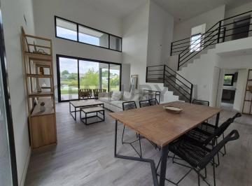 Casa · 311m² · 5 Ambientes · 1 Cochera · Casa en Dos Plantas Al Agua con Pileta Barrio San Matías Area 5