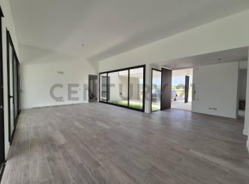 Casa · 350m² · 5 Ambientes · 2 Cocheras · Casa en Una Planta Al Agua en El Naudir, Escobar